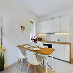 W Garden & Parking Near Airport Διαμέρισμα