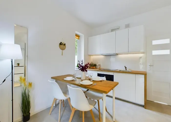 W Garden & Parking Near Airport Apartamento