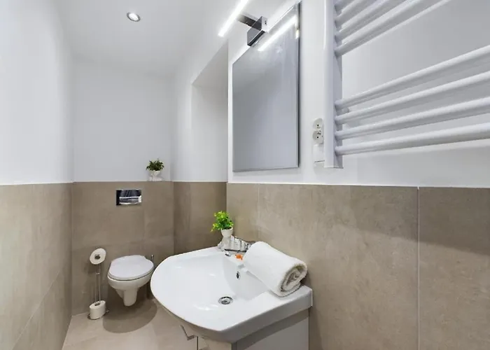 W Garden & Parking Near Airport *