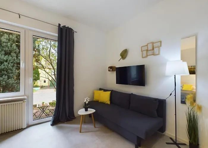 W Garden & Parking Near Airport