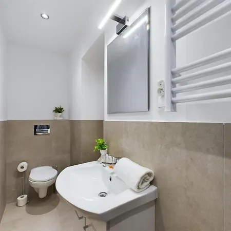 W Garden & Parking Near Airport *