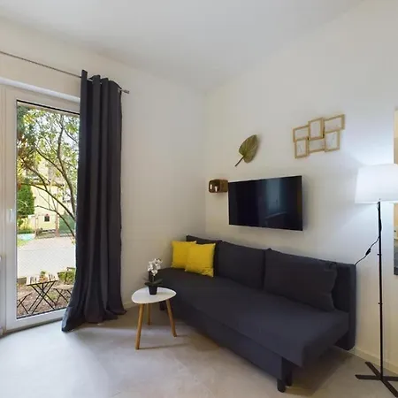 W Garden & Parking Near Airport