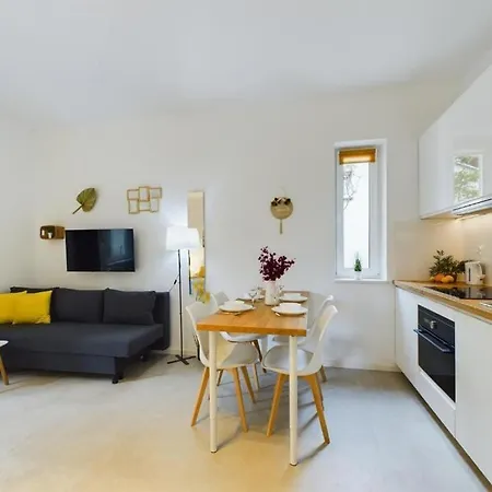 Apartment W Garden & Parking Near Airport Warschau