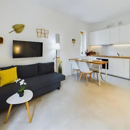 W Garden & Parking Near Airport